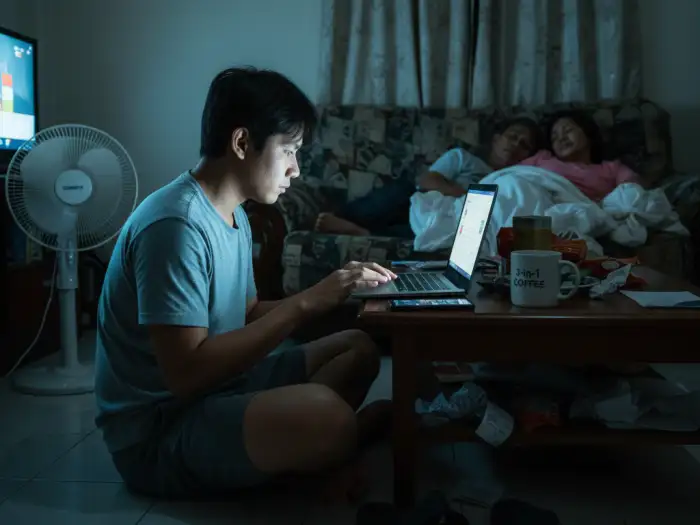 Filipino traveler booking cheap flights online at midnight for Piso Fare promo.