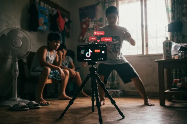 Filipino creator filming video at home to make money on TikTok Philippines.