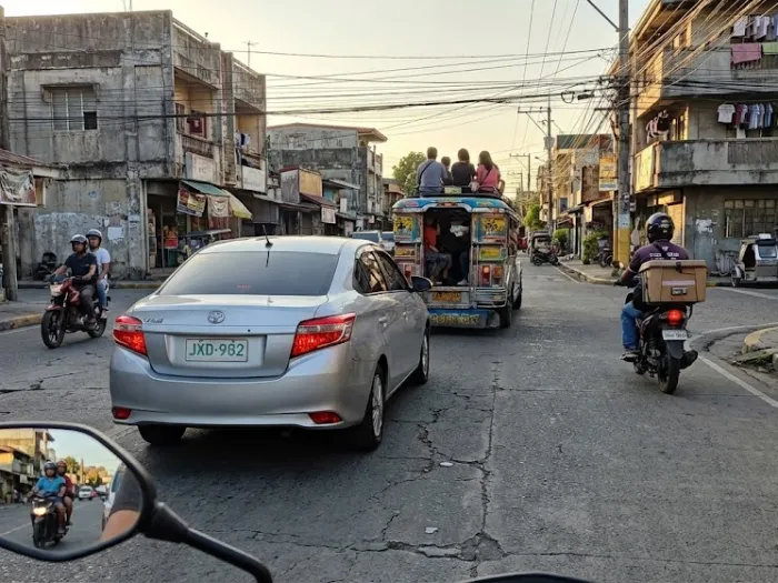 give space jeepneys motorcycles road etiquette Filipino driver giving space to a jeepney and motorcycle during traffic.