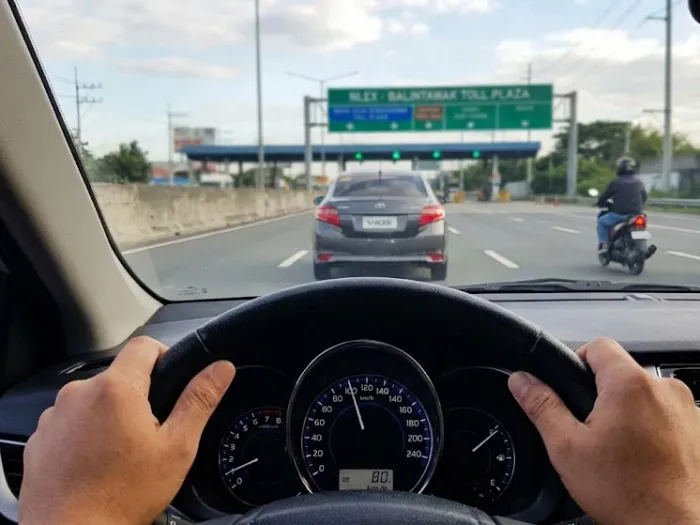 safe following distance driving etiquette philippines Filipino driver maintaining a safe following distance on a Philippine highway.